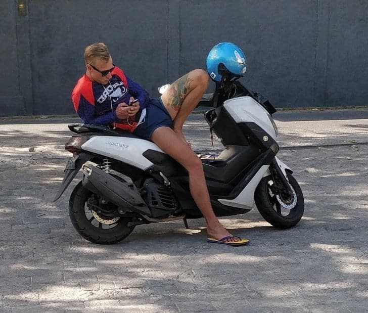 15 Fotos que seguro las veras dos veces para entenderlas 2 2 moto