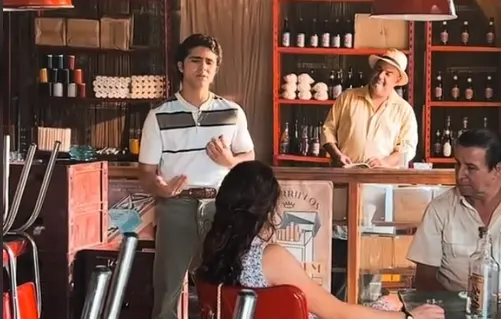El es la voz de Dario Gomez en la serie cuando canta 1 Dario Gomez de joven cantando
