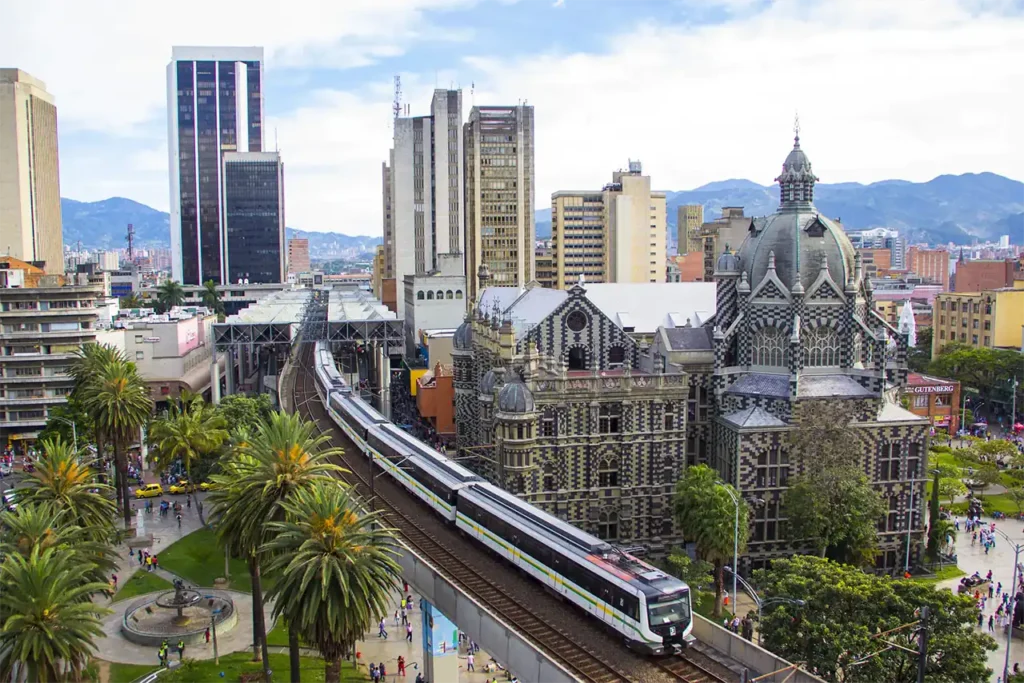 TOP 5 Sitios Turísticos en Medellín: Guía Definitiva 2025