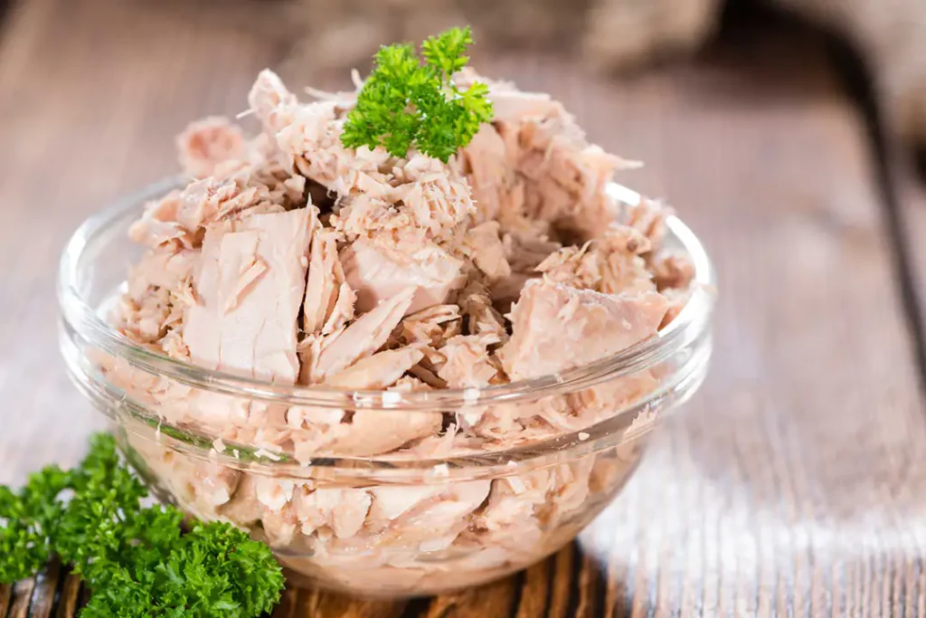 Los 5 Alimentos Más Ricos en Proteína por Cada 100 Gramos 6 Atún en Lata: El Clásico Marino (32 g)