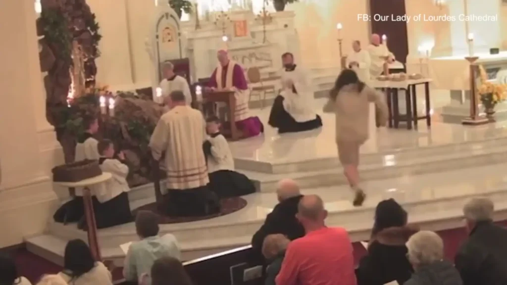 Hombre Golpea a Sacerdote en Plena Misa en Washington: Impactante Incidente Captado en Vivo 1 Hombre Golpea a Sacerdote en Plena Misa en Washington