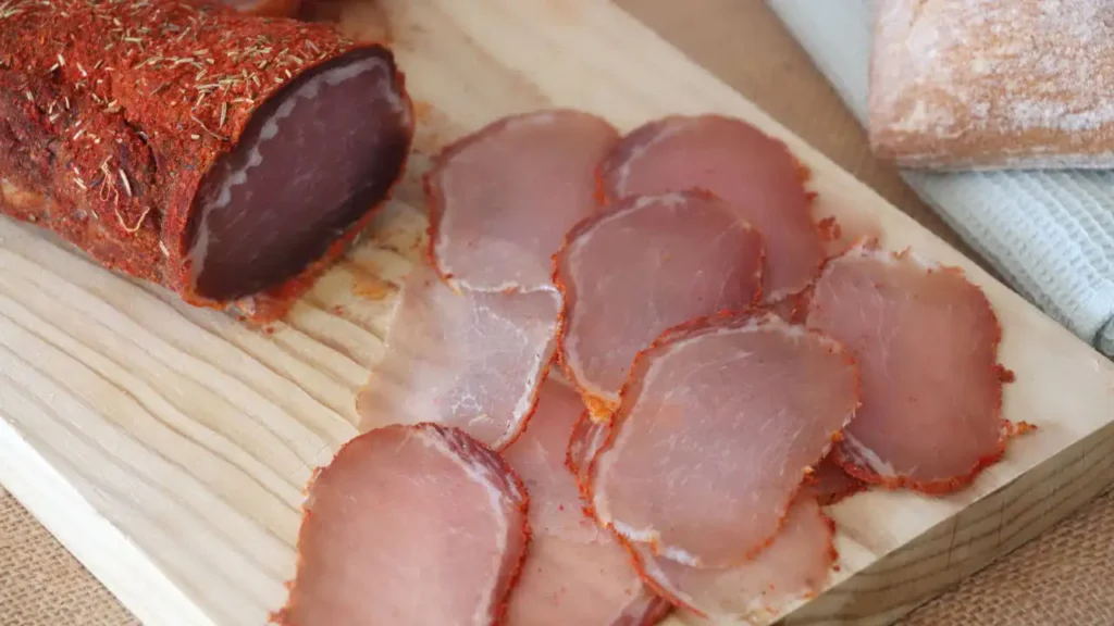 Los 5 Alimentos Más Ricos en Proteína por Cada 100 Gramos 5 Lomo Embuchado: Sabor y Potencia (50 g)