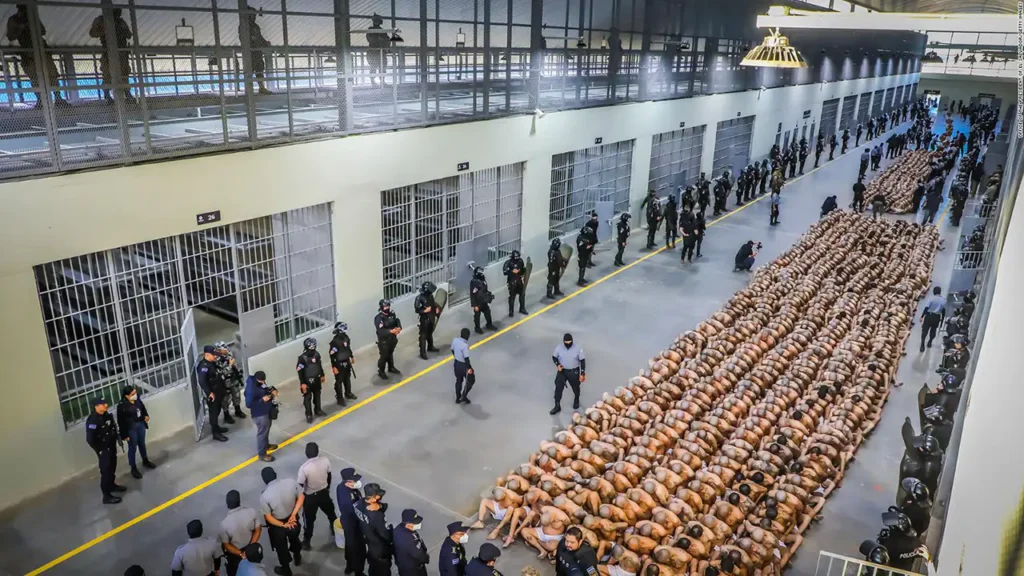 EE.UU. Deportará Criminales Peligrosos a la Mega Cárcel de Bukele en El Salvador 1 Carcel de Maxima Seguridad del Salvador