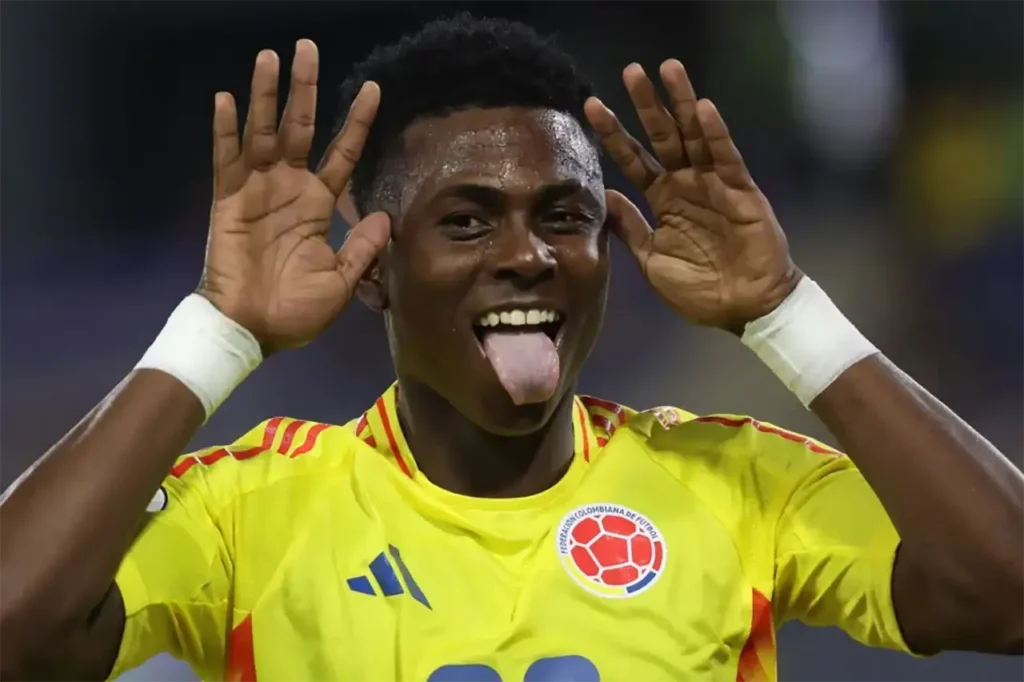 Colombia Goleo A Paraguay En Campeonato Sub-20 De Futbol 1 Jugador de la seleccion colombia sacando la lengua