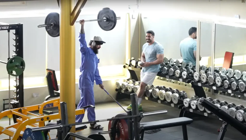 Anatoly: El Levantador De Pesas Que Sorprende Como Aseador En Gimnasios 1 Anatoly: El Levantador De Pesas Que Sorprende Como Aseador En Gimnasios