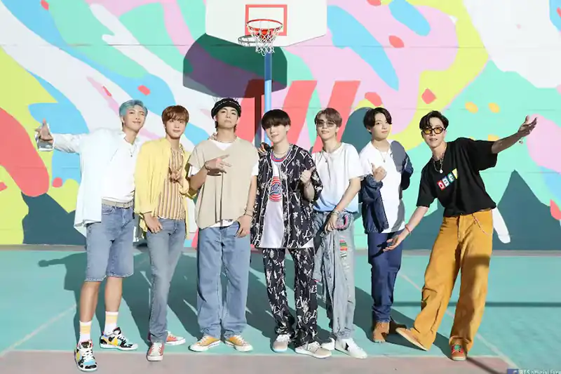La Historia de BTS: Asombroso Cómo Estos Chicos de K-pop Se Convirtieron en Leyenda 4 Portadas de canciones icónicas de BTS como Dynamite