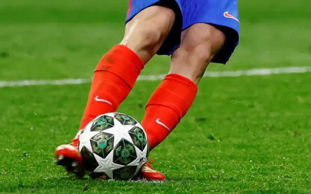 La UEFA Demuestra que Julián Álvarez Tocó Dos Veces el Balón: ¿Qué Pasó? 1 La UEFA Demuestra que Julián Álvarez Tocó Dos Veces el Balón: ¿Qué Pasó?