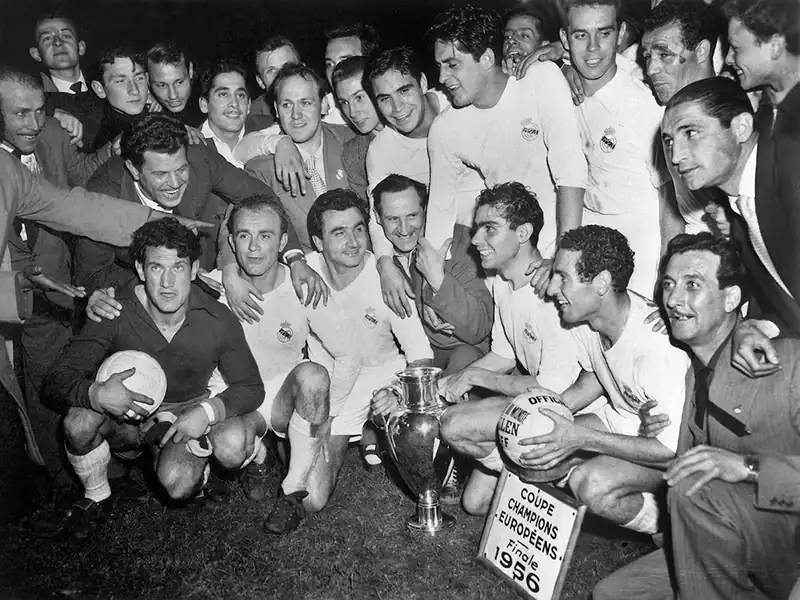 Real Madrid celebrando su primer título de Champions en 1956

