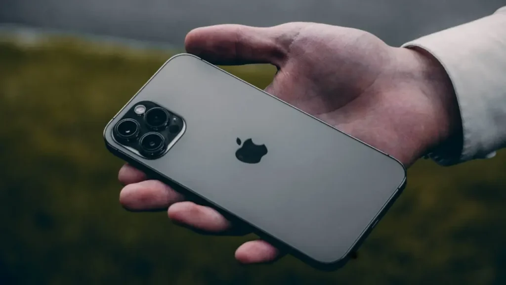 sosteniendo un iphone en la mano